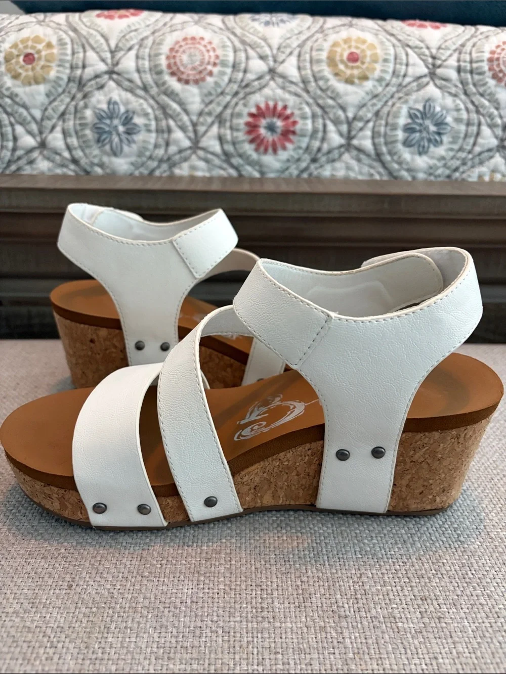Very G white faux leather sandals, size 8.5. - Picture 5 of 10